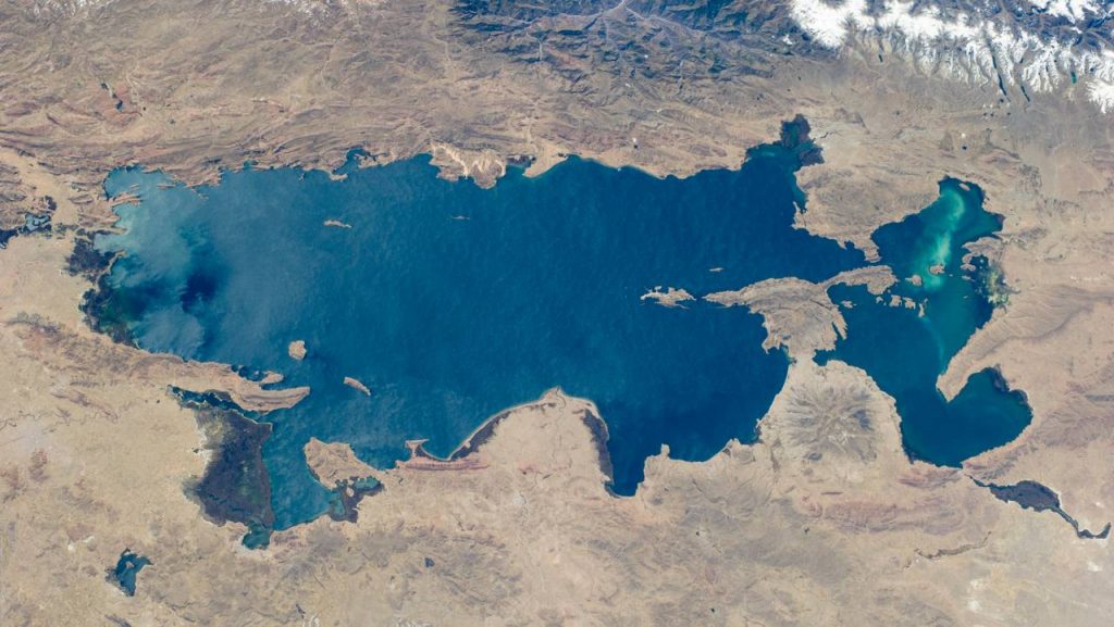 Озеро Титикака состоит из двух частей, фото