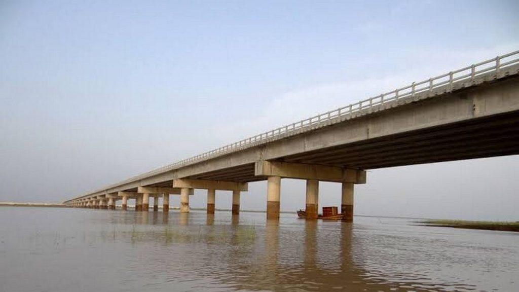 Мост Ларкана Хайрпур через реку Инд, фото