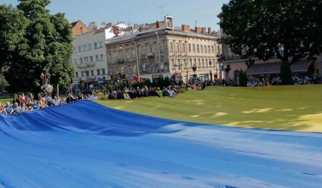Во Львове развернули самый большой украинский флаг, который сшила вдова донецкого шахтера, фото